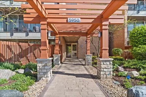 5950 Oakwood Dr #4B, Lisle, IL 60532