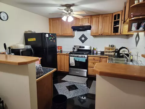 Kitchen - 9460 Dee Rd #1B, Des Plaines, IL 60016 photo 2 of 2