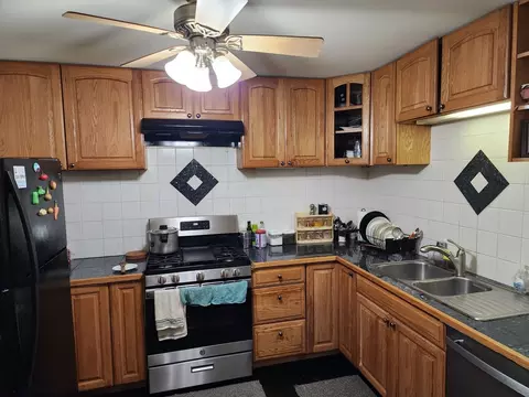 Kitchen - 9460 Dee Rd #1B, Des Plaines, IL 60016 photo 1 of 2