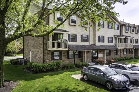 1486 W Je W Jefferson Ave #E, Naperville, IL 60540