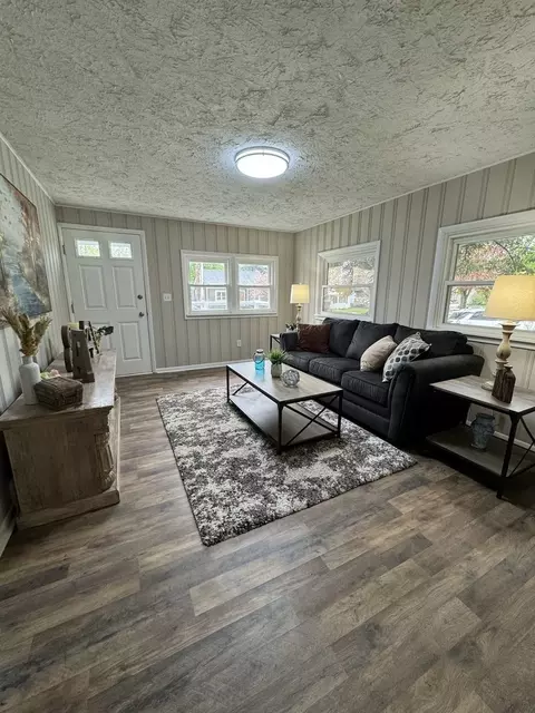 688 Columbia Ave, Elgin, IL 60120 photo 3