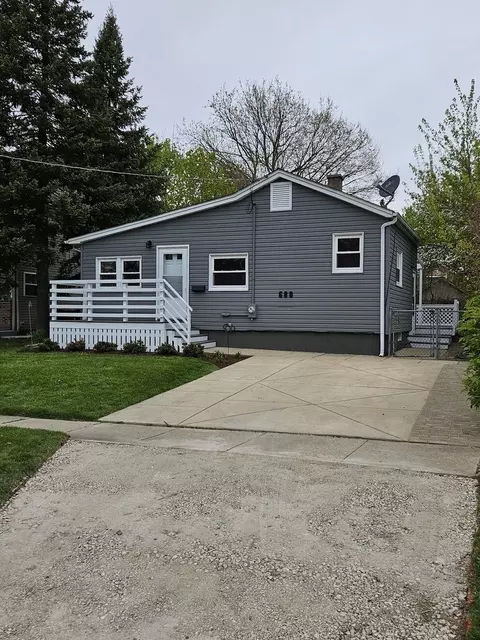688 Columbia Ave, Elgin, IL 60120