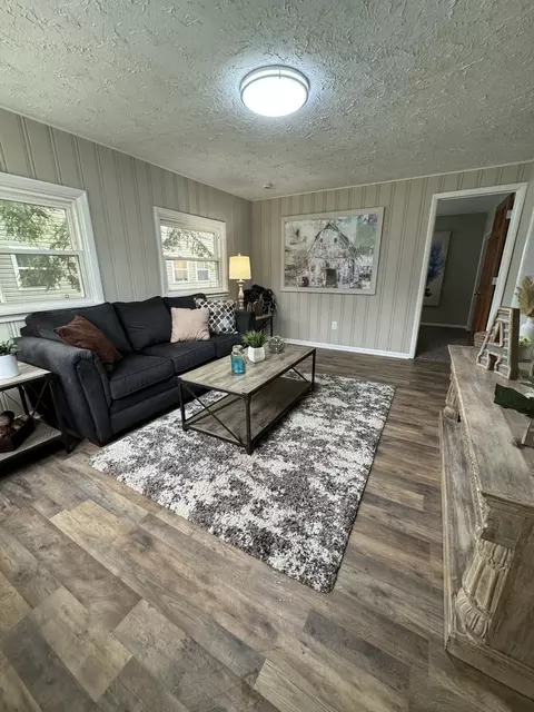 688 Columbia Ave, Elgin, IL 60120 photo 2