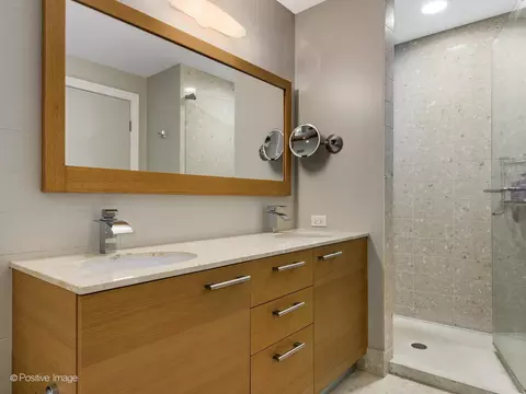 Bath - 340 E Randolph St #1003, Chicago, IL 60601 photo 2 of 3