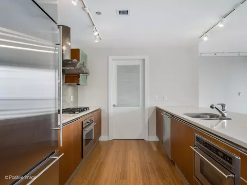 Kitchen - 340 E Randolph St #1003, Chicago, IL 60601 photo 2 of 3