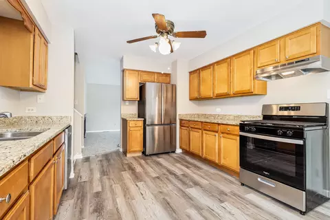 Kitchen - 3950 151st Pl, Midlothian, IL 60445 photo 2 of 3