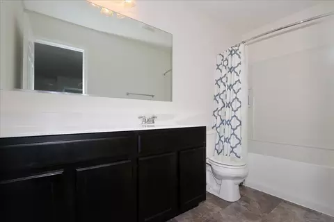 Bath - 320 Longview Dr, Elgin, IL 60124 photo 4 of 4