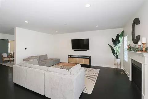 Living - 320 Longview Dr, Elgin, IL 60124 photo 2 of 6