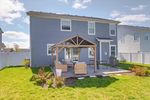 Exterior - 320 Longview Dr, Elgin, IL 60124 photo 4 of 5