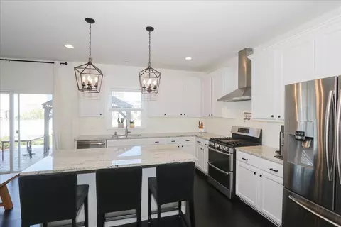 Kitchen - 320 Longview Dr, Elgin, IL 60124 photo 2 of 4