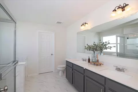 Bath - 320 Longview Dr, Elgin, IL 60124 photo 3 of 4