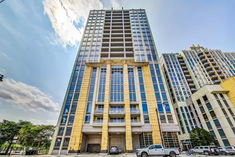 700 N Larrabee St #1015, Chicago, IL 60654