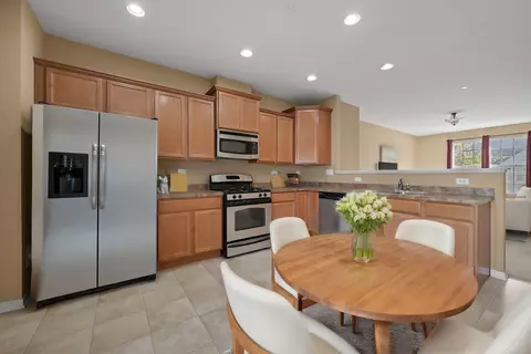 Kitchen - 7519 Claridge Dr #B, Bridgeview, IL 60455 photo 1 of 2