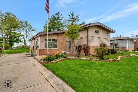 137 Westwood Dr, Park Forest, IL 60466