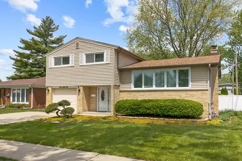 166 Roxbury Ln, Des Plaines, IL 60018