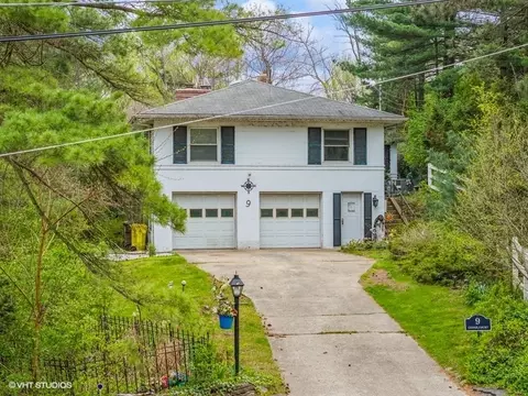 9 Cedar Ct, Ogden Dunes, IN 46368