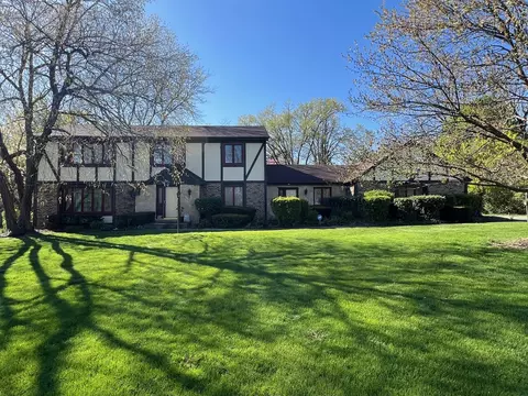 10 Sherwood Rd, Elgin, IL 60120
