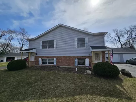 843-845 Rhodes St, Woodstock, IL 60098
