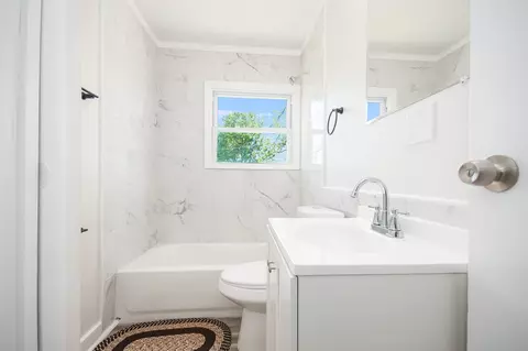Bath - 809 Taylor Ave, Aurora, IL 60506 photo 1 of 1