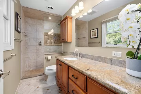 Bath - 100 Devon Ln, Naperville, IL 60540 photo 2 of 4