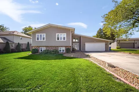 1220 Stratford Dr W, Bourbonnais, IL 60914