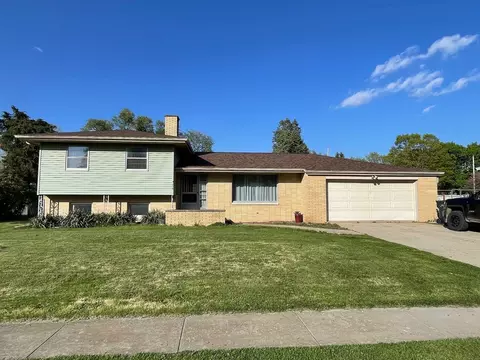 215 NW Madison St, Hopedale, IL 61747