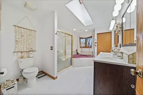 Bath - 871 Groton Ct, Bartlett, IL 60103 photo 1 of 3