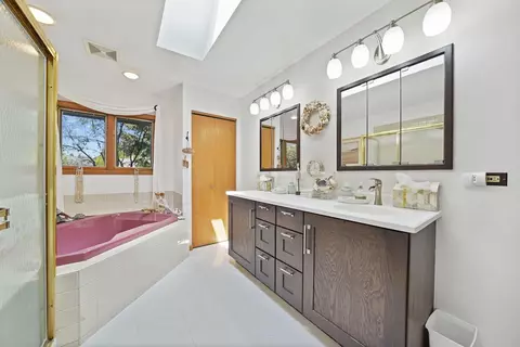 Bath - 871 Groton Ct, Bartlett, IL 60103 photo 2 of 3