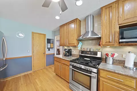 Kitchen - 871 Groton Ct, Bartlett, IL 60103 photo 4 of 5