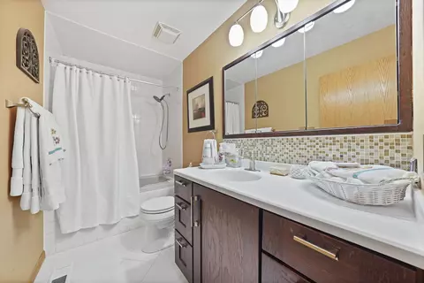 Bath - 871 Groton Ct, Bartlett, IL 60103 photo 3 of 3