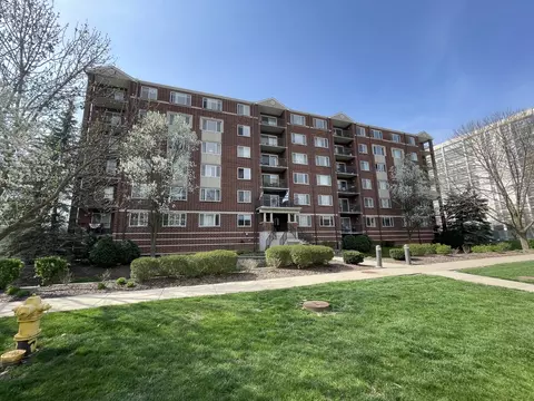 31 E Grove St #601, Lombard, IL 60148
