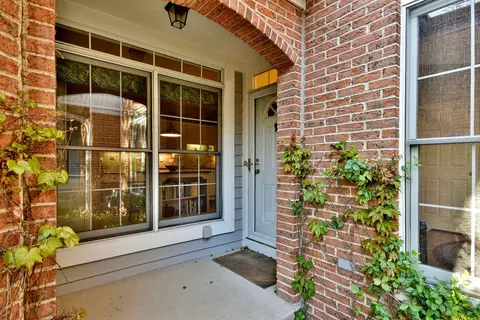 2 S725 Parkview Dr, Glen Ellyn, IL 60137
