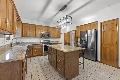 Kitchen - 1754 S Naperville Rd, Wheaton, IL 60189 photo 3 of 4