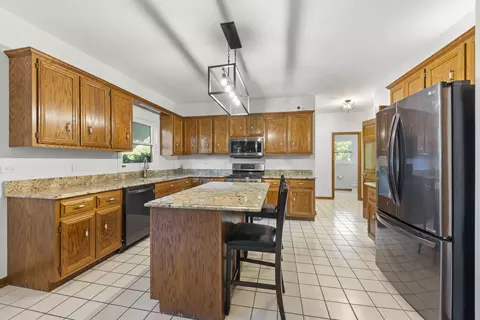 Kitchen - 1754 S Naperville Rd, Wheaton, IL 60189 photo 2 of 4