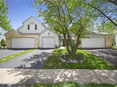 37 King Dr, Streamwood, IL 60107