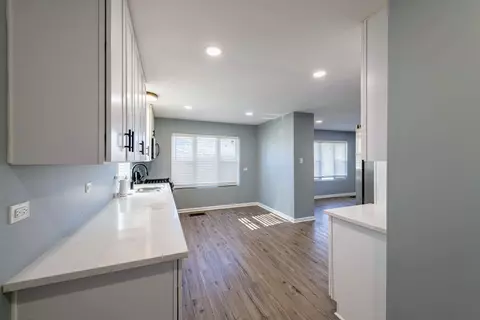 Kitchen - 14801 Oak St, Dolton, IL 60419 photo 6 of 7