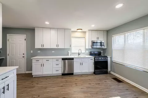 Kitchen - 14801 Oak St, Dolton, IL 60419 photo 5 of 7