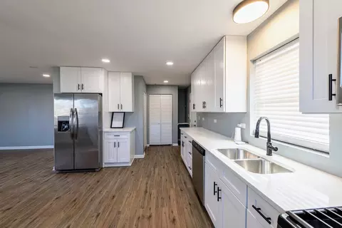 Kitchen - 14801 Oak St, Dolton, IL 60419 photo 4 of 7