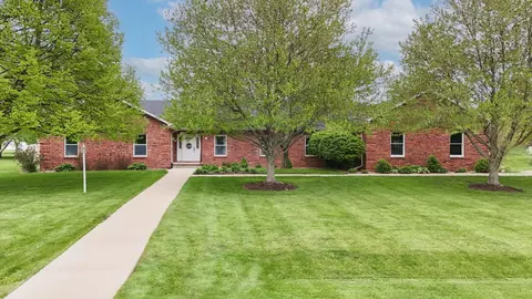 100 Oriole Dr, Le Roy, IL 61752