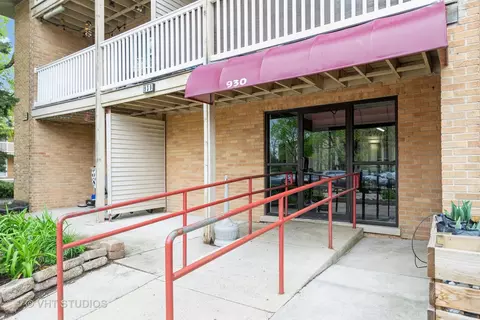 930 Beau Dr #108, Des Plaines, IL 60016