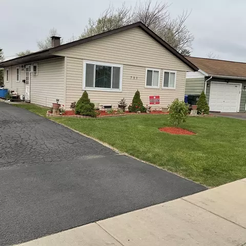 751 Navajo Dr, Carpentersville, IL 60110