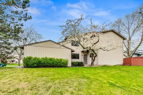 130 Windsor Dr, Vernon Hills, IL 60061