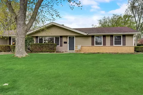 220 Wellesley Ln, Schaumburg, IL 60193