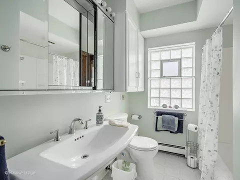 Bath - 2435 Keystone Ave, North Riverside, IL 60546 photo 2 of 3