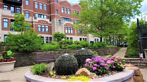 7738 N Sheridan Rd #4R, Chicago, IL 60626
