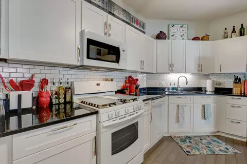 Kitchen - 3115 Town Square Dr #201, Rolling Meadows, IL 60008 photo 3 of 4