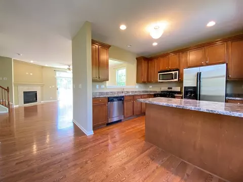 371 N Commerce St, Aurora, IL 60504 photo 4