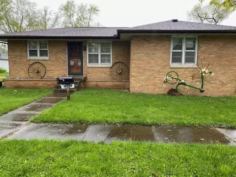 303 W Sherman Ave, Pontiac, IL 61764