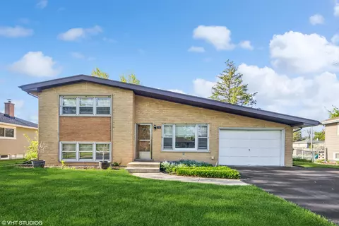 15 W 56th St, Westmont, IL 60559