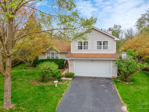 1184 Holly Ln, Algonquin, IL 60102
